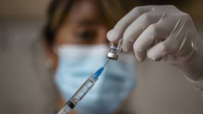 Нафтали Беннет - В Чили с 10 января начнут вакцинацию четвёртой дозой для лиц с ослабленным иммунитетом - russian.rt.com - Израиль - Чили