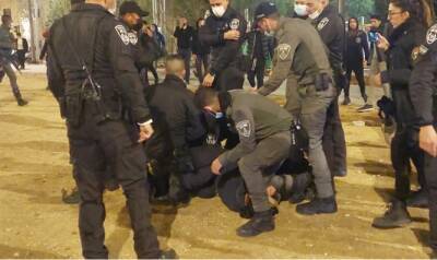 Ахувия Сандак - По меньшей мере, 10 человек были арестованы во время акции протеста возле штаб-квартиры полиции - 7kanal.co.il - Иерусалим