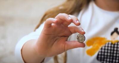 11-летний девочка нашла древнюю монету «Святой Иерусалим», отчеканенной в Храме - isroe.co.il - Израиль - Иерусалим - Римская Империя