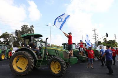 Шимон Хацадик - Фермеры перекрыли 90 шоссе в знак протеста из-за отмены пошлин на фрукты и овощи - cursorinfo.co.il - Израиль - Иерусалим - Из