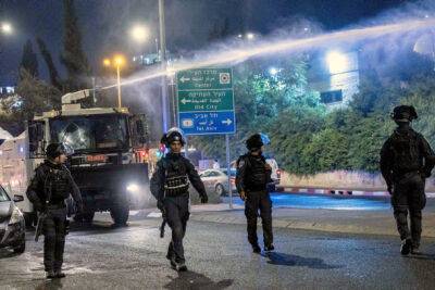 Беспорядки в Восточном Иерусалиме: арабы забросали камнями машину поселенцев, двое ранены - nashe.orbita.co.il - Восточный Иерусалим