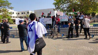 На митинге в поддержку террористической группировки «Логово льва» у входа в Тель-Авивский университет студенты скандируют лозунги в поддержку терроризма - 7kanal.co.il - Палестина - Тель-Авив