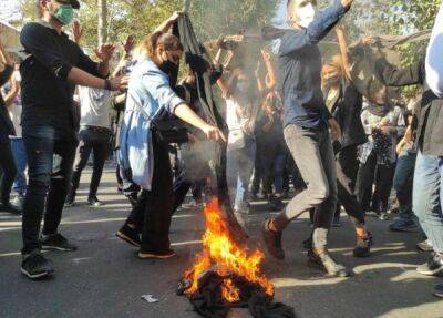 Амини Махсы - «Лучше смерть, чем унижение». В Иране к массовым протестам присоединились студенты - fokus-vnimaniya.com - Иран - Тегеран
