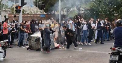 Аля Хаменеи - "Священникам пора убираться!" К массовым протестам в Иране присоединились школьницы - rus.delfi.lv - Иран - Латвия - Тегеран