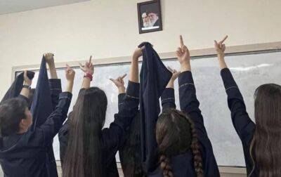 Аля Хаменеи - Иранские школьницы сняли хиджабы и вышли на протесты - korrespondent.net - Иран - Украина - Тегеран - Шираз