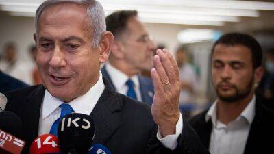 Яир Лапид - Биньямин Нетаньяху - Биньямин Нетаньяху почувствовал боль в груди во время молитвы в своей синагоге - 7kanal.co.il - Иерусалим