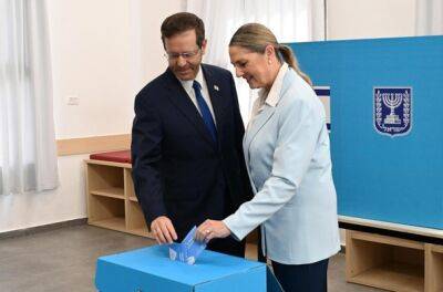 Президент Герцог с женой проголосовали на избирательном участке в Иерусалиме - nashe.orbita.co.il - Иерусалим - Президент