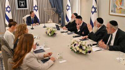 Биньямин Нетаньяху - Ицхак Герцог - Ури Маклев - Ашер Яаков - Ицхак Голдкнопф - В резиденции президента Ицхака Герцога начался второй день консультаций по кандидатуре того, кто сформирует следующее правительство - 7kanal.co.il - Израиль