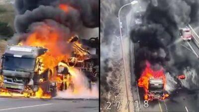 Видео: грузовик загорелся по дороге в Тель-Авив, водитель спасся в последний момент - vesty.co.il - Израиль - Тель-Авив