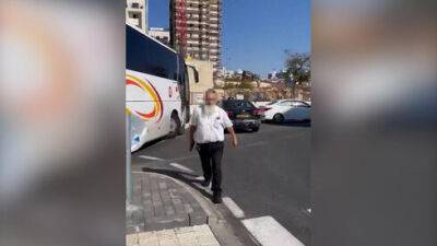 Видео: водитель автобуса угрожал застрелить сигналившего ему автомобилиста - vesty.co.il - Израиль - Иерусалим