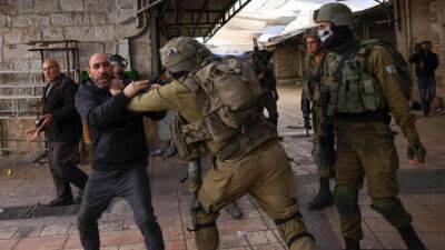 Беспорядки в Хевроне: израильтянин напал на военнослужащую ЦАХАЛа с палкой - vesty.co.il - Израиль