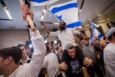 Яир Лапид - Биньямин Нетанияху - После подсчета 62 процентов голосов у «Ликуда» 33 места, у блока Нетанияху 69 мандатов - news.israelinfo.co.il - Израиль