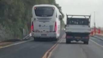 Водитель школьного автобуса подверг риску десятки детей на юге Израиля - видео - vesty.co.il - Израиль