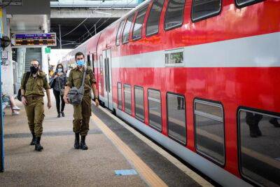 В сети показали как проходит обычное утро в израильском поезде - cursorinfo.co.il - Израиль
