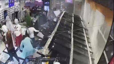 Видео: так в торговом центре "Азриэли" в Тель-Авиве на покупателей обрушились стеллажи - vesty.co.il - Израиль - Тель-Авив