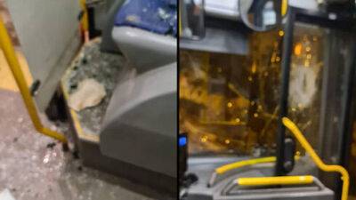 Наоми Шемер - Камень пробил стекло автобуса в Иерусалиме, у пассажиров началась истерика - vesty.co.il - Израиль - Иерусалим