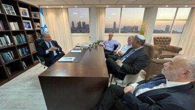 Биньямин Нетаньяху - Итамар Бен-Гвир - Итамар Бен-Гвир сфотографировался с Биньямином Нетаньяху во время коалиционных переговоров - 7kanal.co.il - Израиль - Тель-Авив - Иерусалим