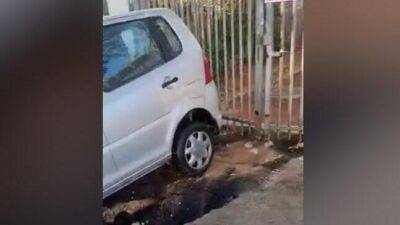 Провалы на дорогах: машина рухнула в яму возле школы в Нетании - vesty.co.il - Израиль - Тель-Авив