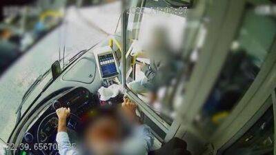 Угрожал жизням пассажиров: мужчина избил водителя автобуса в Йокнеаме - vesty.co.il - Израиль