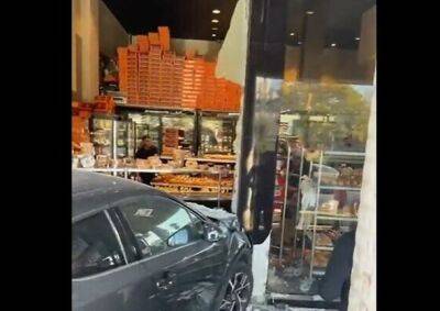Автомобиль врезался в пекарню и опрокинул подносы с пончиками накануне Хануки - nashe.orbita.co.il - Израиль