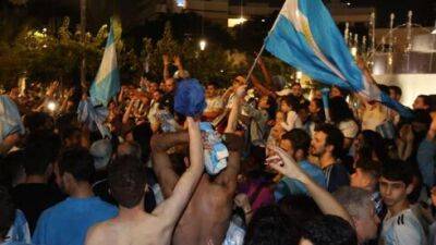 Израильтяне прыгнули в фонтан на Дизенгоф в честь победы Аргентины - vesty.co.il - Израиль - Тель-Авив - Аргентина - Буэнос-Айрес