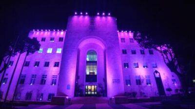 Сотни зданий Израиля ночью окрасились в пурпурный цвет. Фоторепортаж - vesty.co.il - Израиль