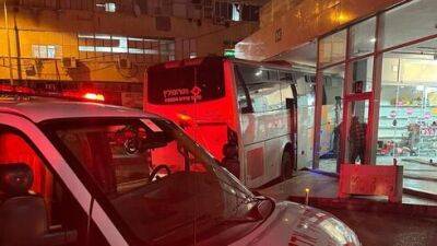 Видео: автобус врезался в стеклянную стену автовокзала в Нетании - vesty.co.il - Израиль - Видео