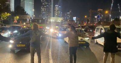 Быстрая реакция: антиправительственные демонстранты перекрыли трассу "Аялон" - 9tv.co.il - Израиль - Тель-Авив