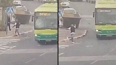 Видео: житель Иерусалима забрасывал автобусы камнями, чтобы выместить злость - vesty.co.il - Израиль - Иерусалим - район Бейт-Ханина