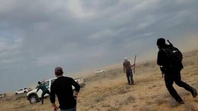 Видео: бедуины забросали камнями полицейских в Негеве из-за баранов - vesty.co.il - Израиль - Бир-Хададж - Видео - Из