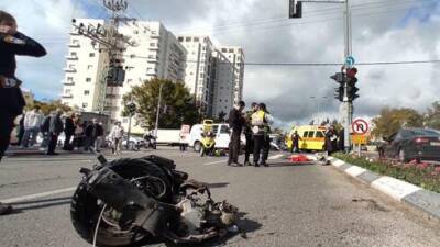 Израиль - Мотоциклистка при смерти после столкновения с машиной в Тель-Авиве - vesty.co.il - Израиль - Тель-Авив