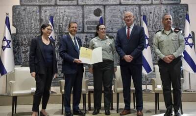 Гидеон Саар - Беня Ганц - Авив Кохави - Эстер Хают - Президент Израиля приветствует приведение к присяге первой женщины-судьи, возглавившей военный апелляционный суд - 7kanal.co.il - Израиль