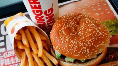 Гамбургер за 55 шекелей: сети быстрого обслуживания в Израиле повышают цены - vesty.co.il - Израиль