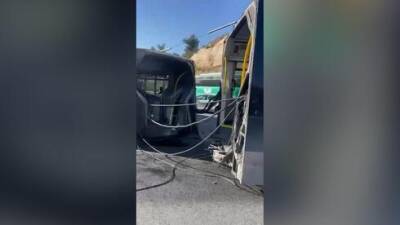 Израиль - Видео: автобус разорвало пополам в ДТП на шоссе № 1 - vesty.co.il - Израиль