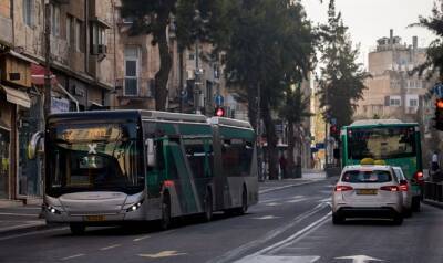 Один человек пострадал в результате необычной аварии близ Иерусалима, в которой автобус раскололся на две части - 7kanal.co.il - Иерусалим