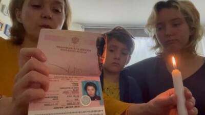 Видео: израильтянка сожгла свой российский паспорт в знак солидарности с Украиной - vesty.co.il - Израиль - Россия - Тель-Авив - Украина