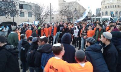 Биньямин Нетаньяху - Студенты из религиозного сионистского толка собрались у Яффских ворот в Иерусалиме, чтобы поддержать не сносить ешиву Хомеш - 7kanal.co.il - Иерусалим