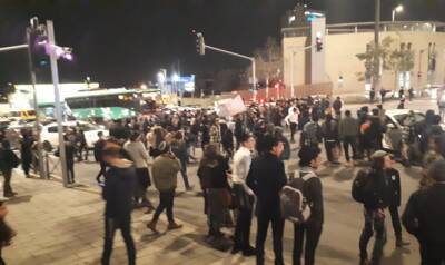 Ахувия Сандак - Демонстранты блокировали дорогу на въезде в Иерусалим в знак протеста против закрытия дела полицейских, причастных к гибели подростка - 7kanal.co.il - Иерусалим