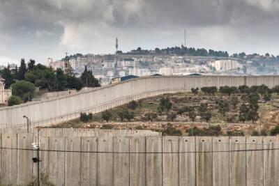 К северу от Иерусалима обрушилась большая секция разделительного забора безопасности - cursorinfo.co.il - Израиль - Палестина - Иерусалим