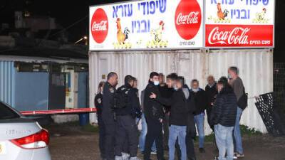 Мужчину зарезали в Азуре возле известного ресторана - vesty.co.il - Израиль