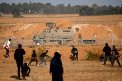Израиль - Палестинцы подожгли строительную технику возле границы с Сектором Газа - unn.com.ua - Израиль - Палестина - Египет - Украина - Киев