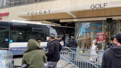 Израиль - В Тель-Авиве автобус въехал в витрину магазина, есть пострадавшие - vesty.co.il - Израиль - Тель-Авив