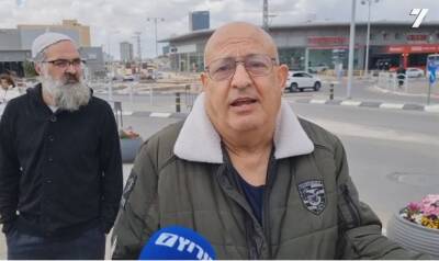 Израиль - Корреспондент 7 канала пообщался с горожанами, пришедшими на место теракта, совершенного в «столице Негева» - 7kanal.co.il - Израиль - Беэр-Шевы