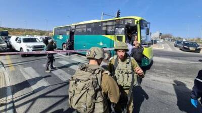 Теракт в Гуш-Эционе: террорист тяжело ранен в автобусе, нападавший ликвидирован - vesty.co.il - Израиль - Иерусалим - поселение Элазар - Гуш