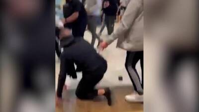 Две группы молодежи устроили драку в оживленном торговом центре в Рамат-Авиве - vesty.co.il - Израиль - Тель-Авив