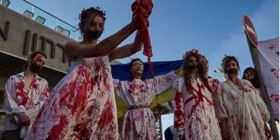 «От крови мирных граждан не отмыться». Перед посольством РФ в Израиле прошла акция протеста против войны в Украине - nv.ua - Израиль - Россия - Тель-Авив - Украина