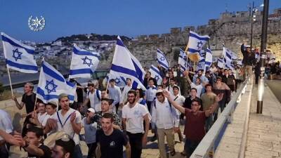 Нафтали Беннет - Кнессета Итамара Бен-Гвира - Свои здесь не ходят: полиция разогнала шествие с государственными флагами в Тель-Авиве - 9tv.co.il - Тель-Авив - Иерусалим