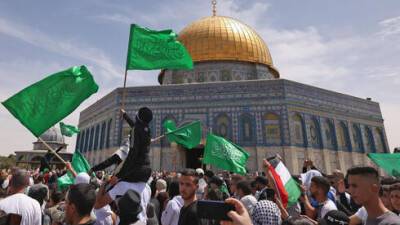 Флаги ХАМАСа на Храмовой горе: мусульмане бросают камни в полицейских - vesty.co.il - Израиль - Палестина - Иерусалим