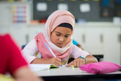 Гендерный разрыв: арабские девочки нацелены на учебу, арабские мальчики не сдают багрут - news.israelinfo.co.il - Израиль