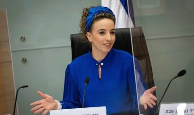 Нафтали Беннет - Идит Сильман - Депутат Кнессета Идит Силман, выступившая против коалиции, говорит, что премьер-министр Беннет пытается выставить ее слабой женщиной, находящейся под давлением - 7kanal.co.il - Израиль